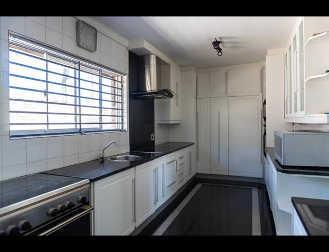 6 BEDROOM HOUSE FOR SALE IN PLATTEKLOOF